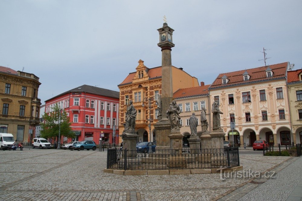 morový sloup Nejsvětější Trojice se sochou Panny Marie v Rumburku