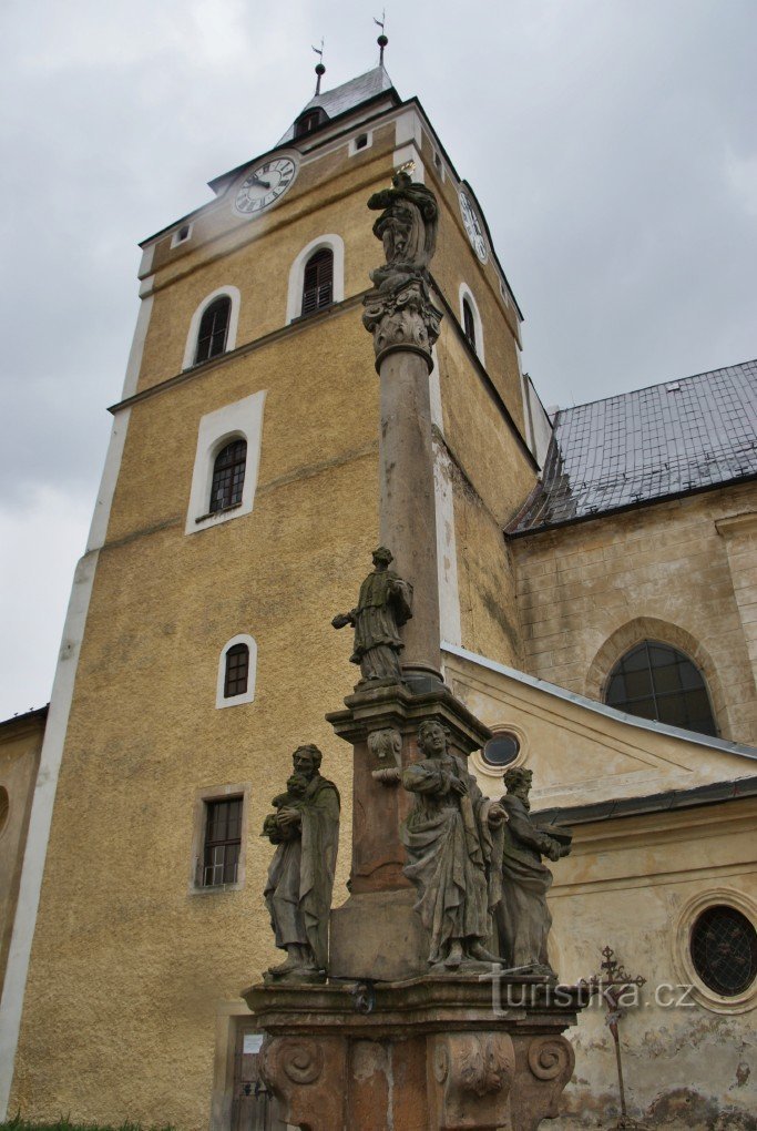 Pestsäule unter dem Kirchturm