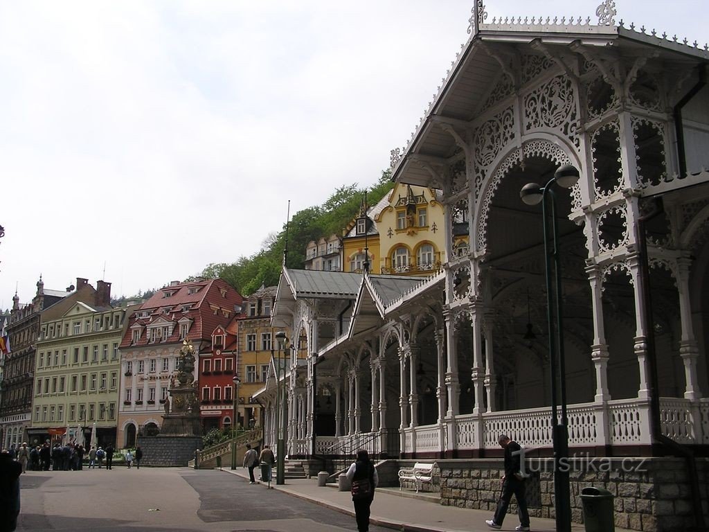 Colonne de la Peste avec Colonnade du Marché - 10.5.2004