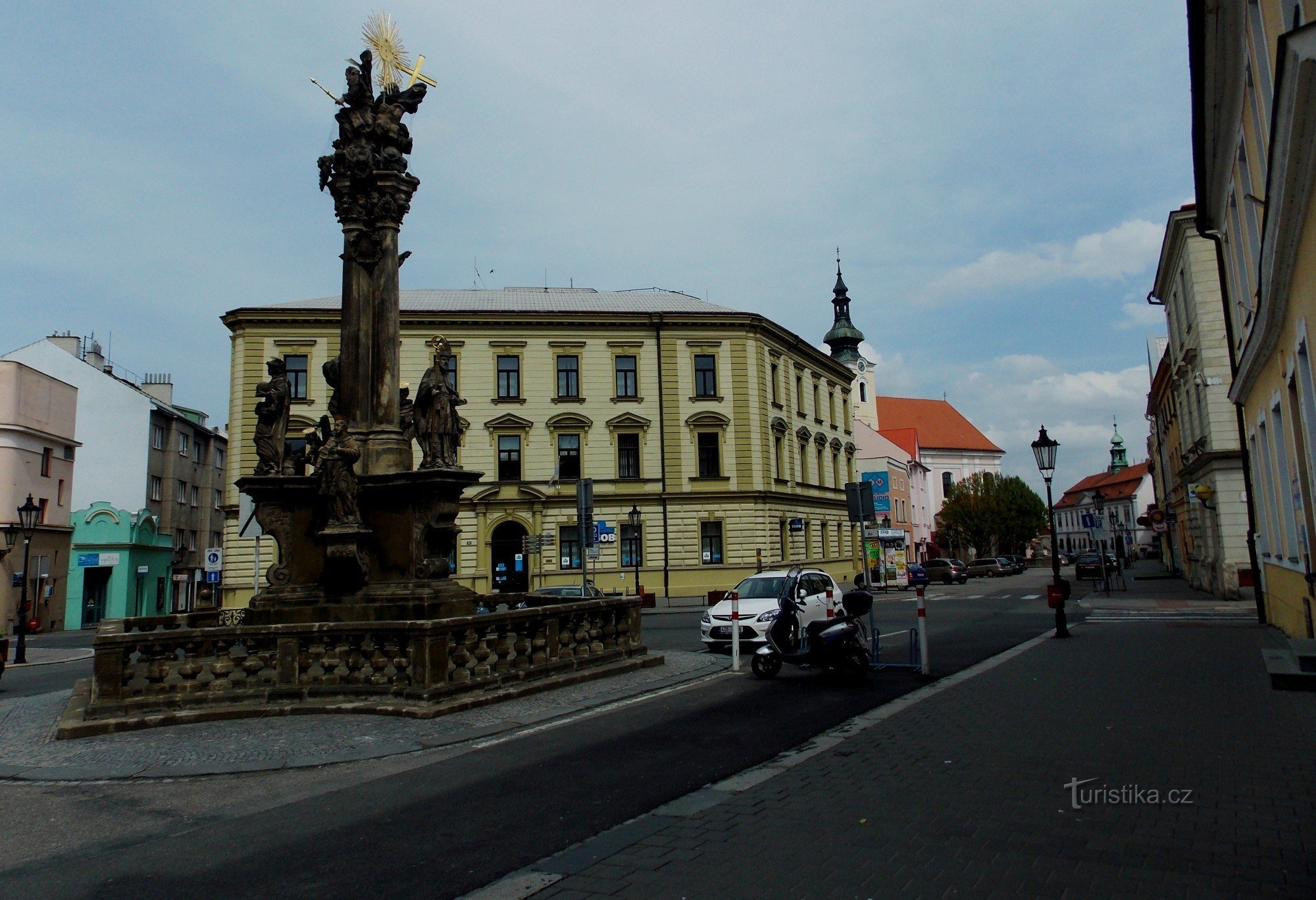 Pyhän ruttopylväs. Trojice Riegrové náměstíssa Kroměřížissa