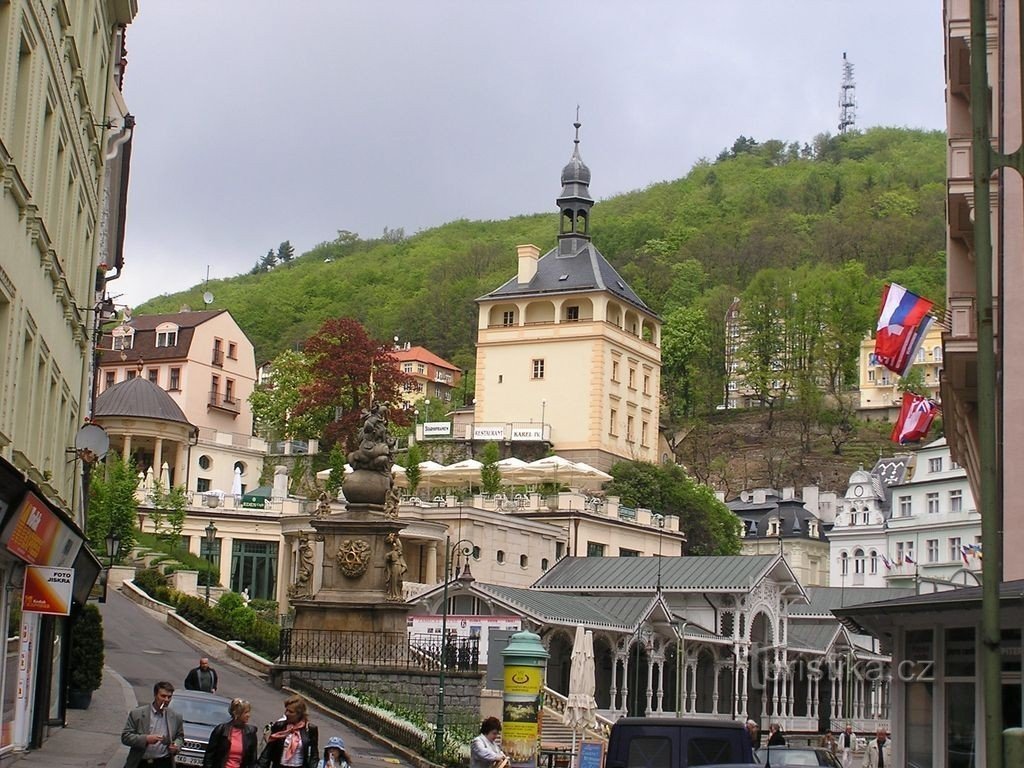 Pestsäule, im Hintergrund die Marktkolonnade u