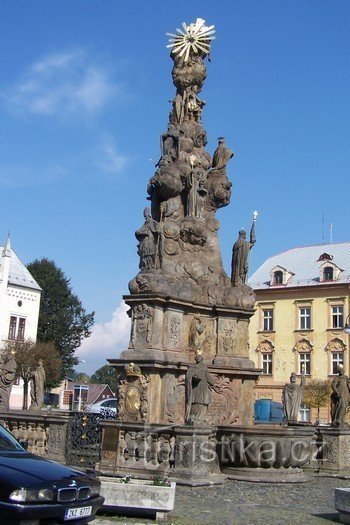 Colonne de la peste à gauche Saint-Nicolas