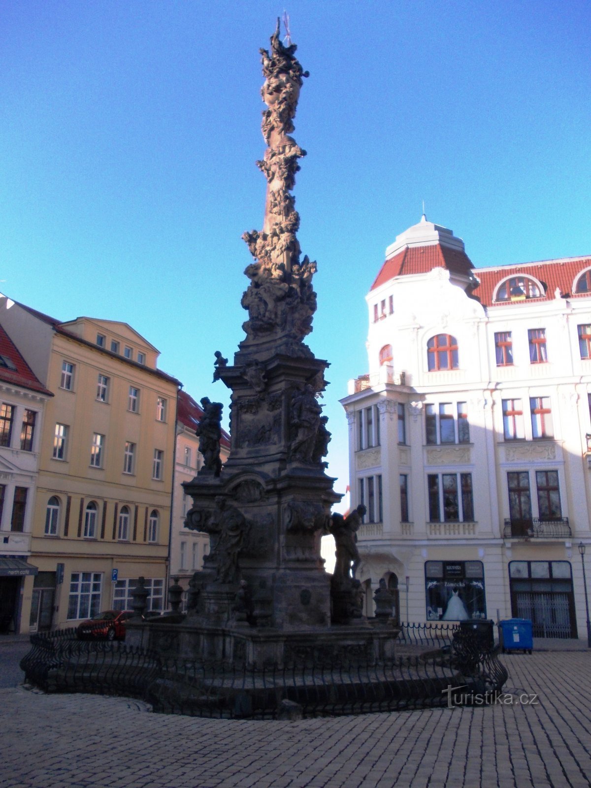 la columna de la peste en la Plaza del Castillo