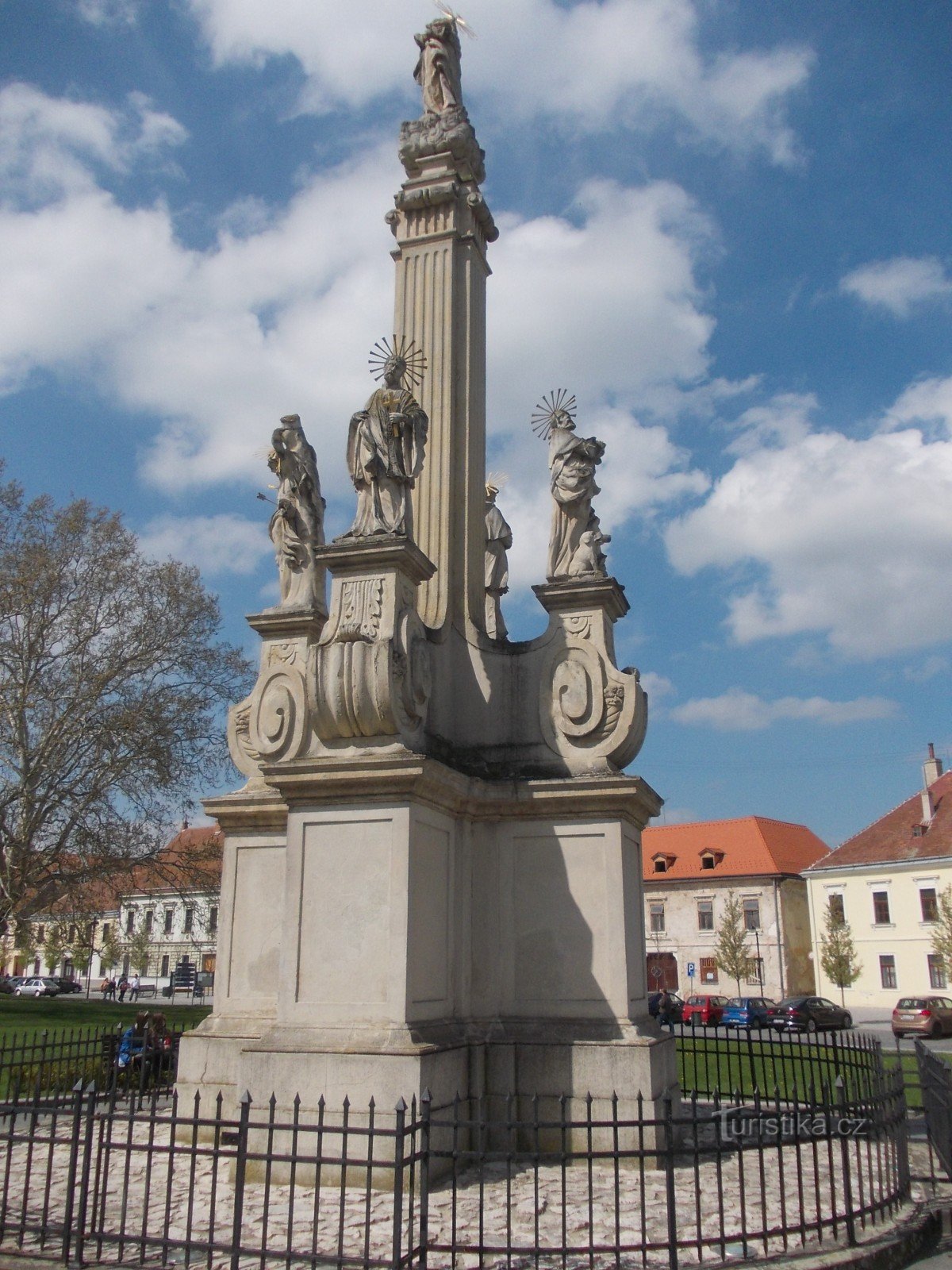 pilier de la peste avec des statues