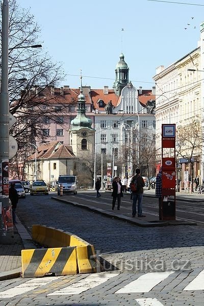 Moskevská, v pozadí kostel svatého Mikuláše