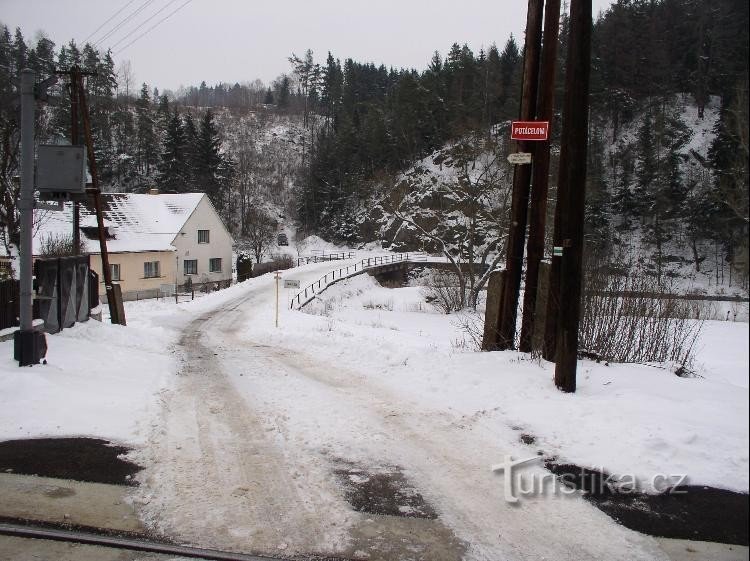 Most a turistické rozcestníky pod Přímělkovem