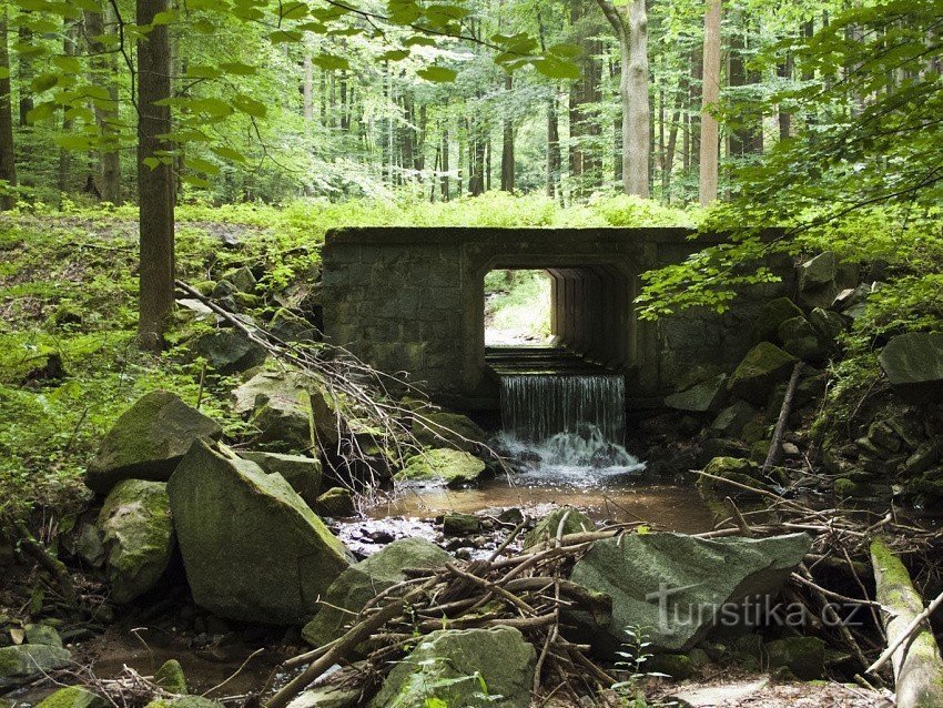 Die Brücke ist aus Beton