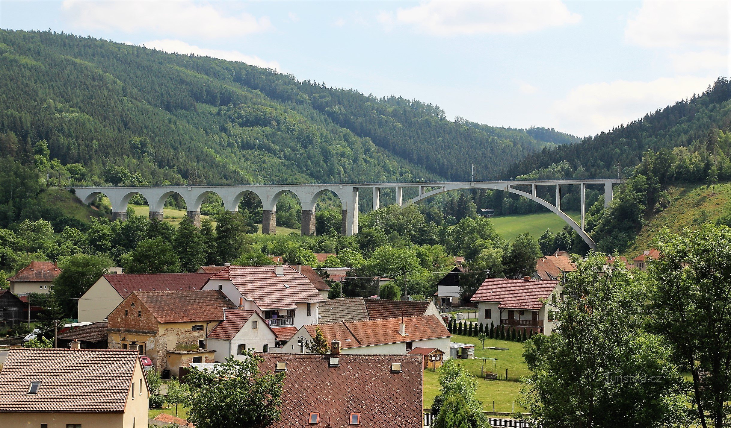 El Puente de la Paz atravesaba el profundo valle del río Libochovka