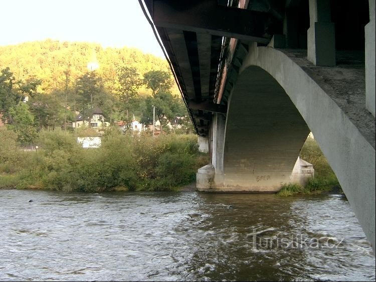 Brug: de brug over Ohri in het noorden van Velichov