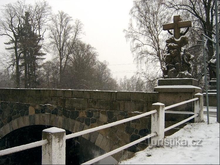 Brug: Op de stenen brug uit 1899 staan ​​een aantal barokke sculpturen, waarvan een bijzonder waardevolle