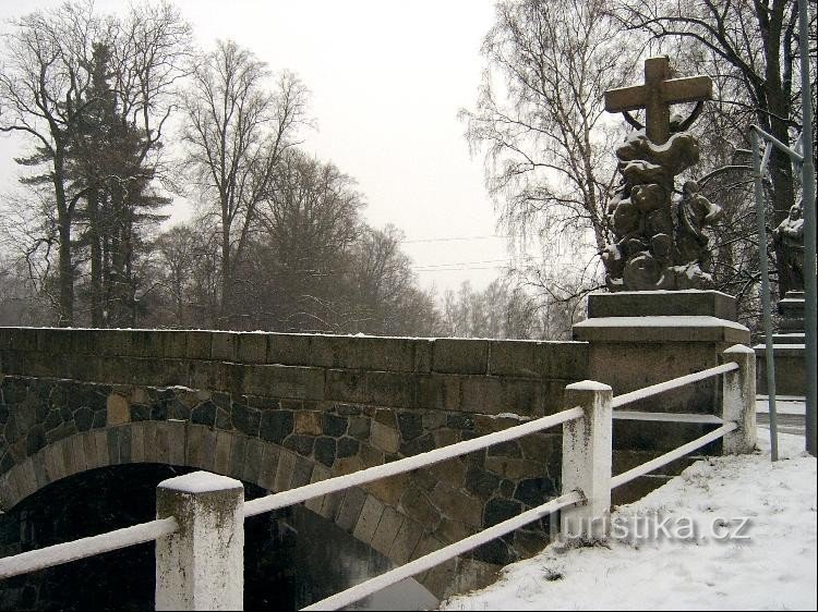 Bro: På stenbron från 1899 finns ett antal barockskulpturer, varav en särskilt värdefull.