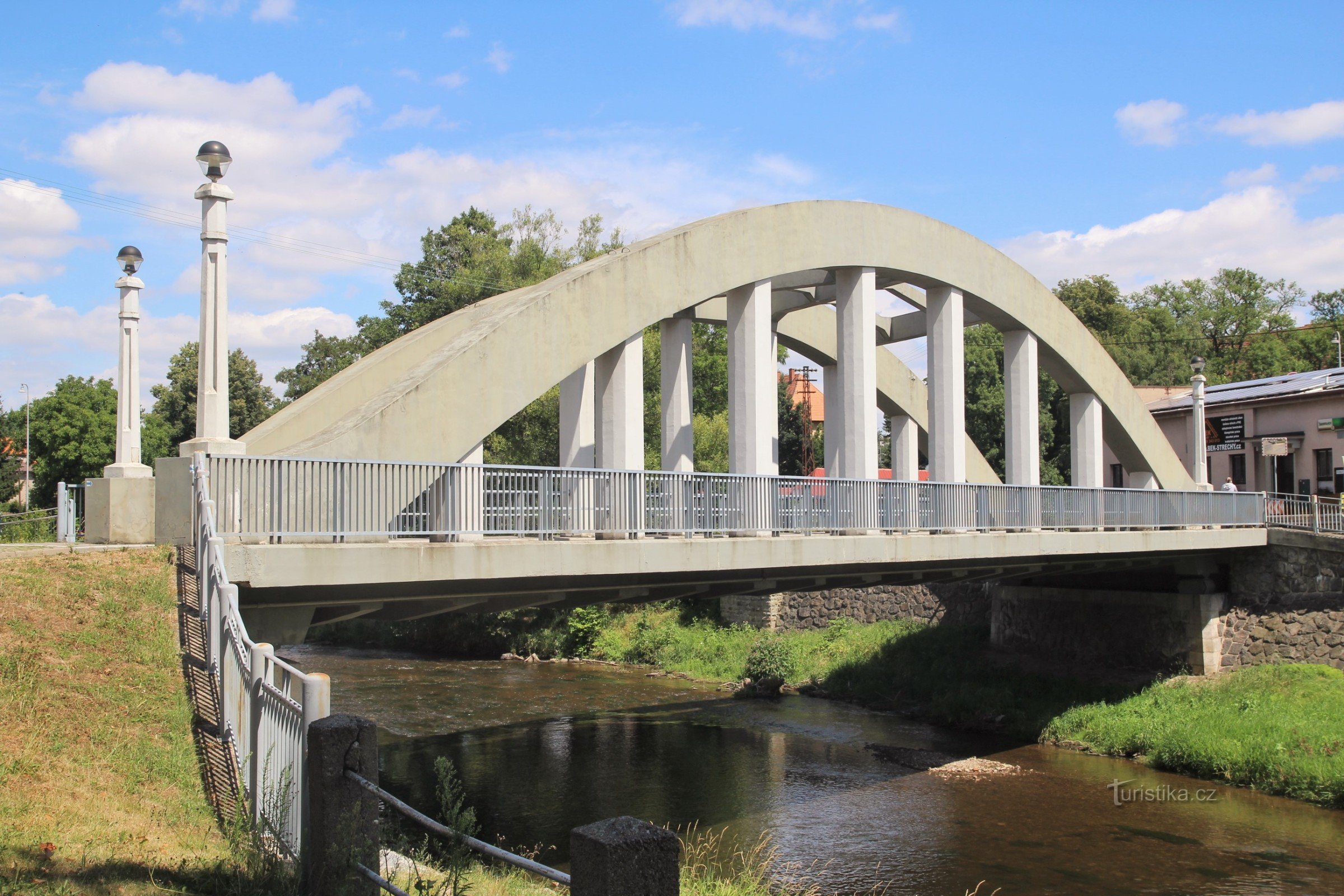 El puente sobre el río Divoká Orlica en Doudleby