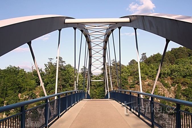 De brug onder het kasteel van Veveří