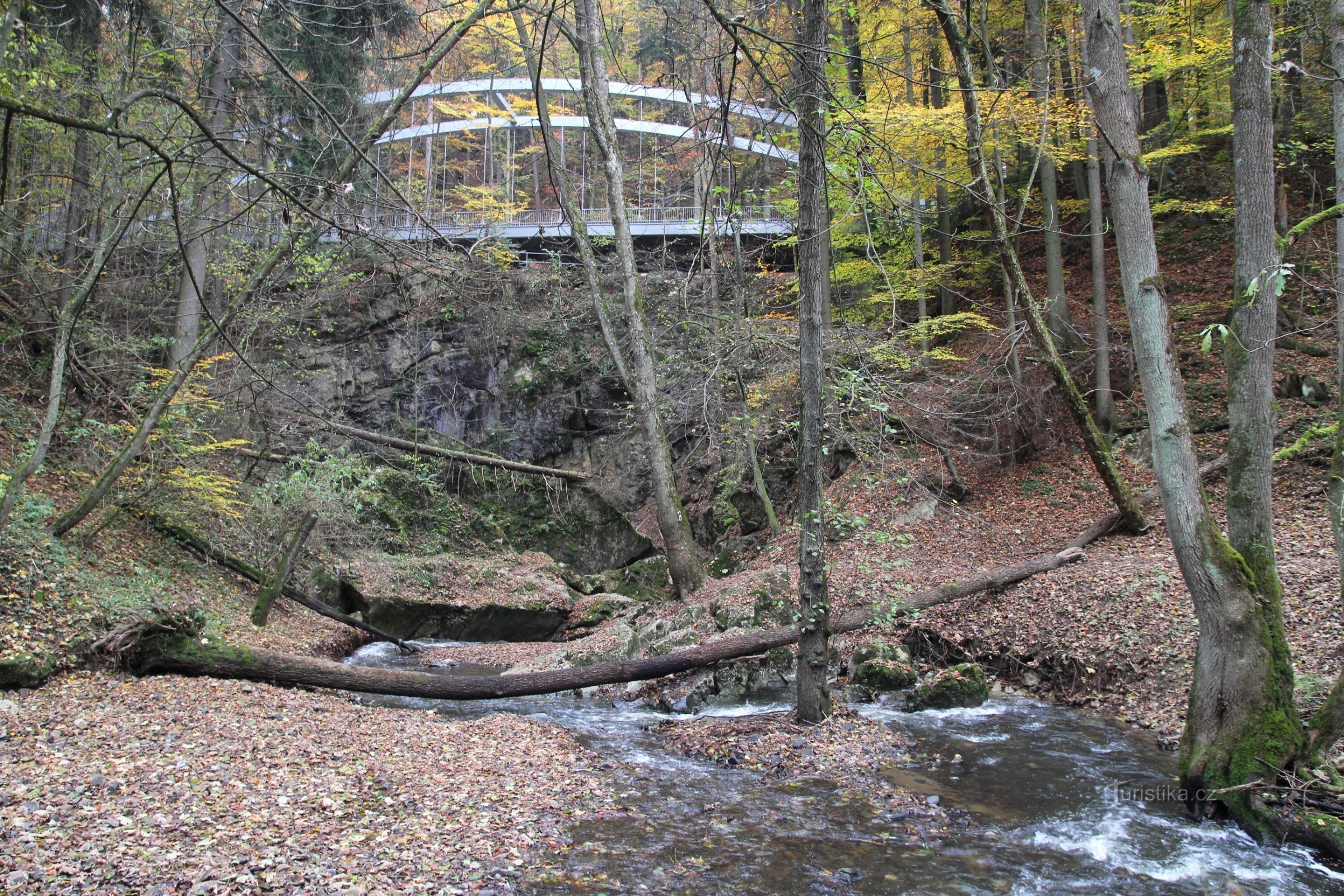 Le pont enjambait tout le massif rocheux de l'éboulement