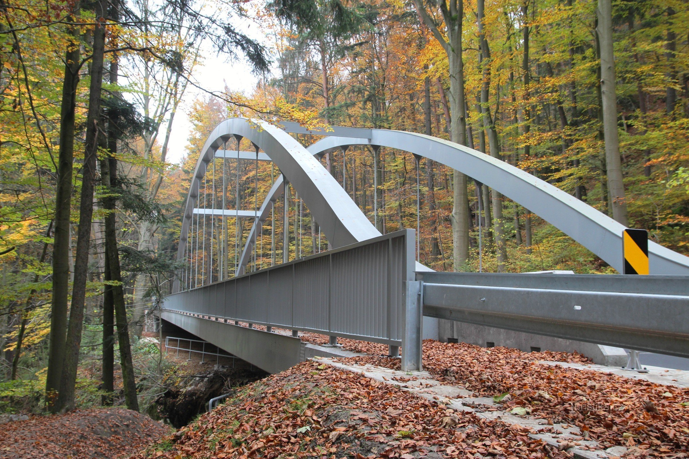 The bridge spanned the entire rock massif of the cave-in