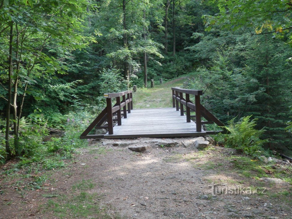 A ponte sobre Černý Štolpich pod Galeríí, à esquerda atrás dela, é um memorial à morte de Maiwald em uma árvore