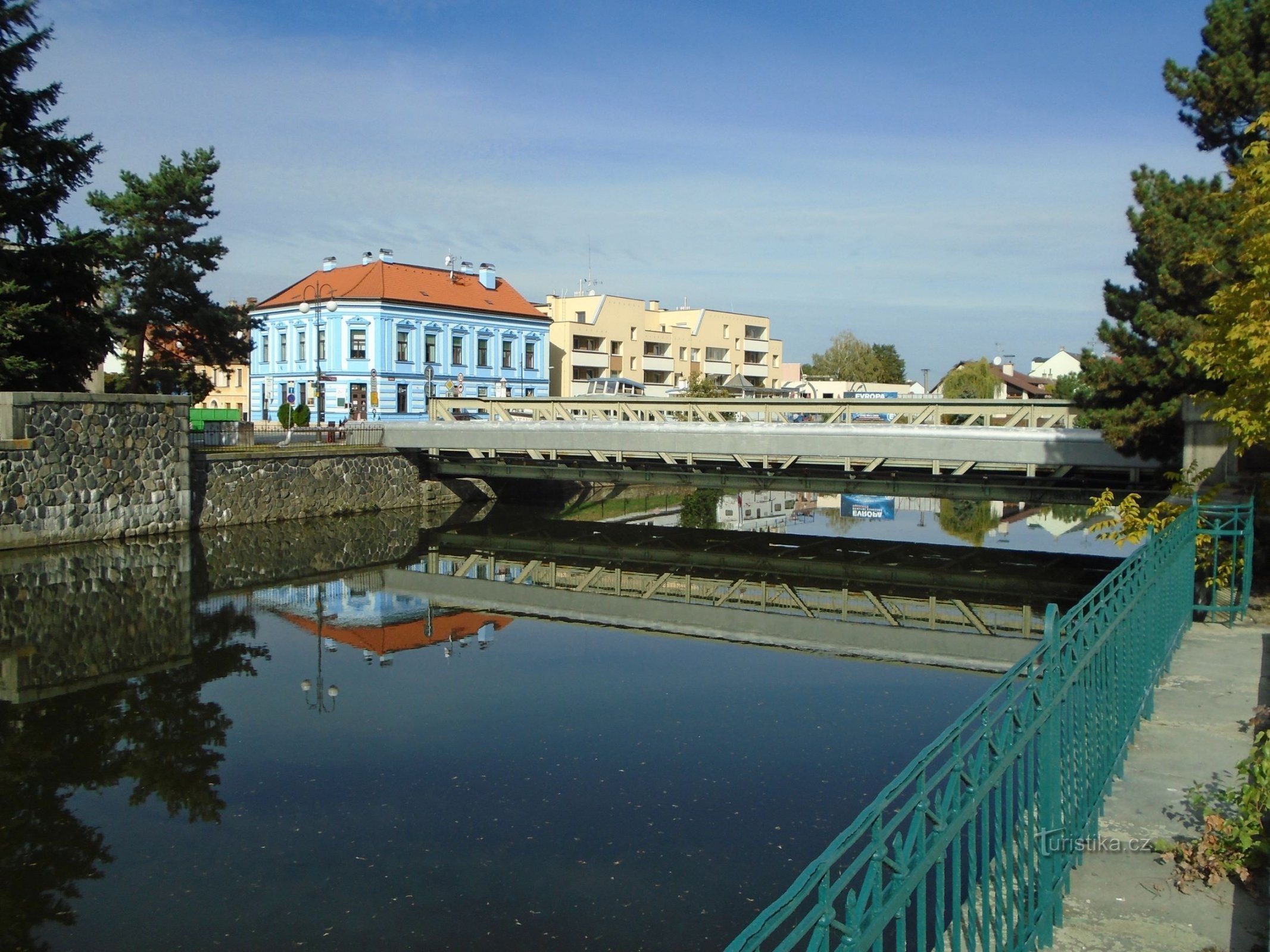Brücke über die Chrudimka, die zum Areal der automatischen Mühlen führt (Pardubice, 26.9.2018)