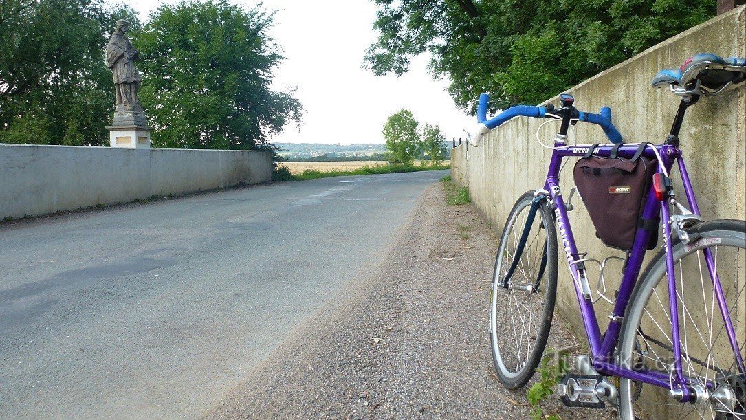 a ponte sobre a Doubrava e a minha bicicleta em que viajo de aldeia em aldeia e .....