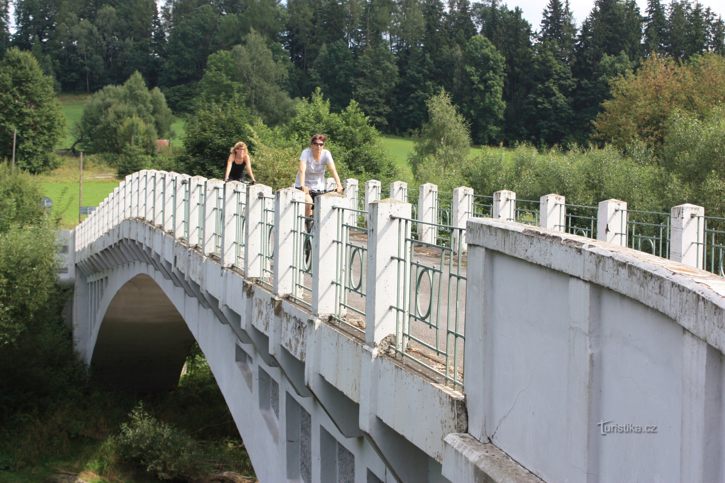 Most přes Jizeru v Peřimově a obří hrnce