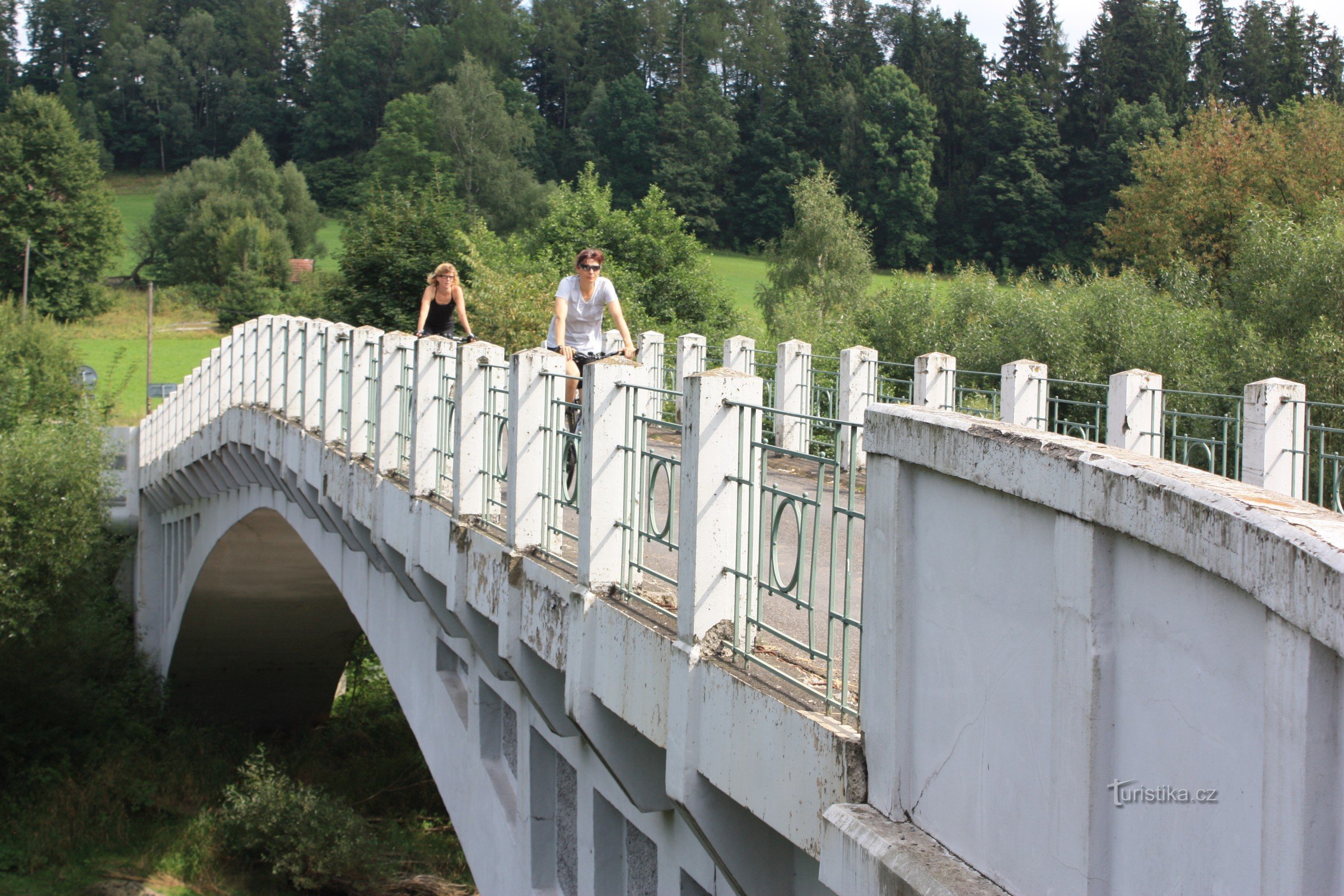 Puente sobre el Jizera en Peřimov y macetas gigantes