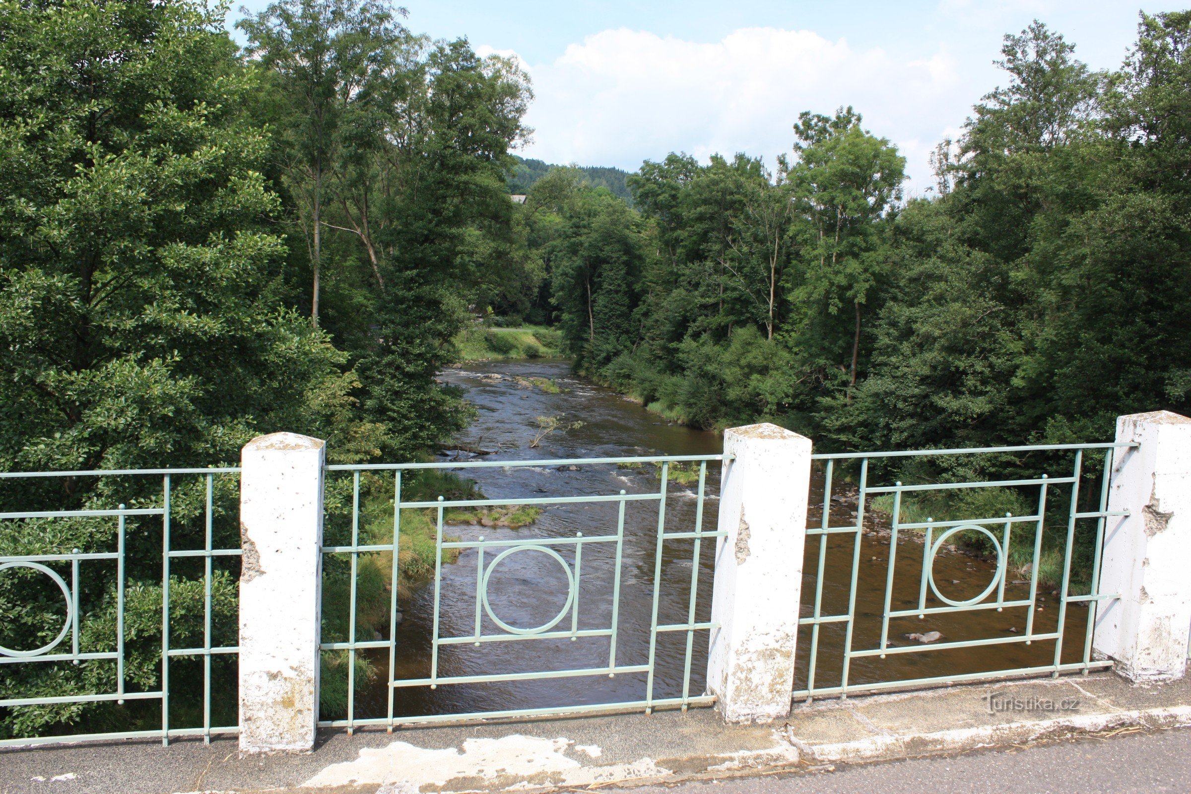 Puente sobre el Jizera en Peřimov y macetas gigantes