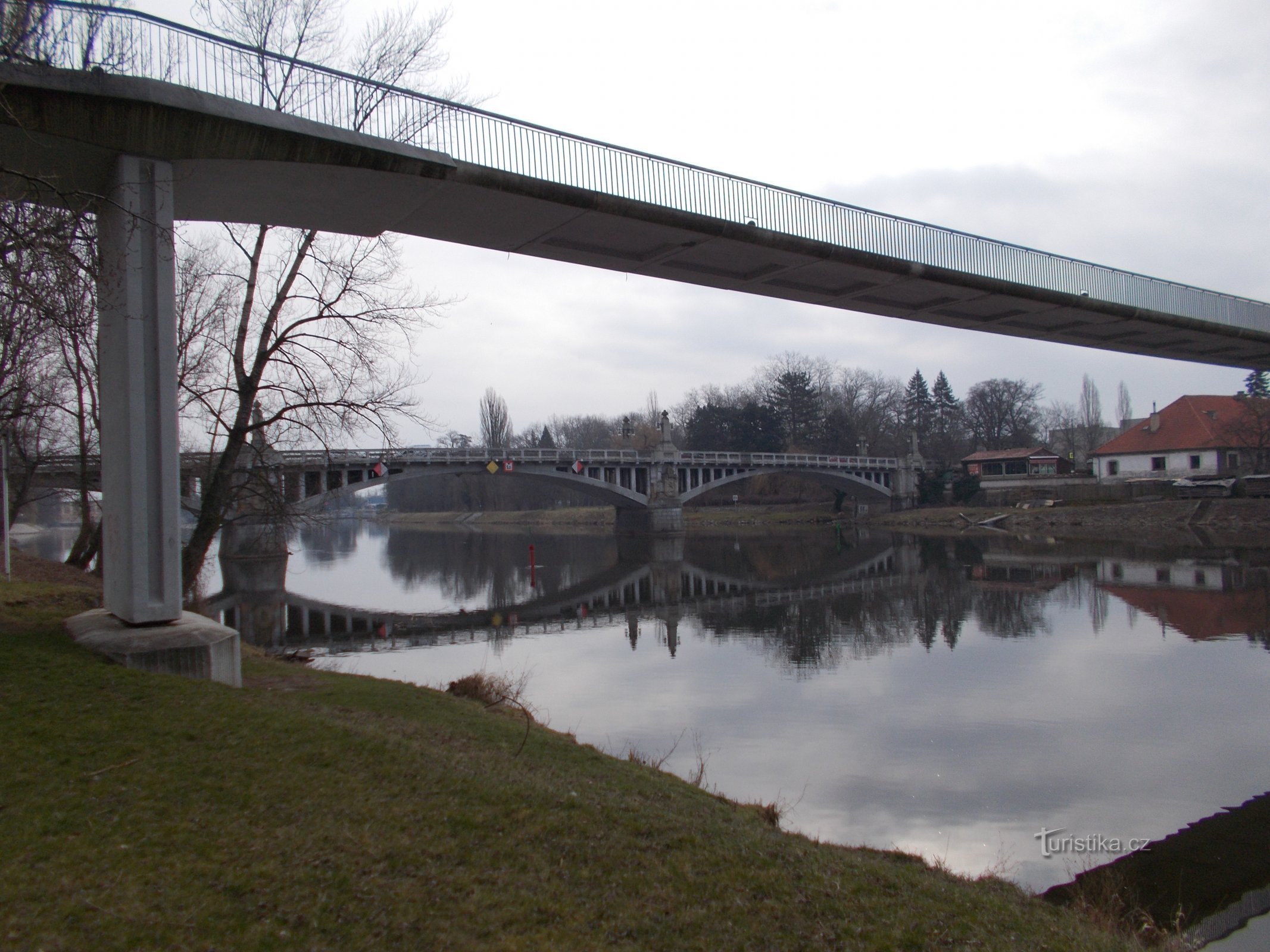 Brug over de Elbe en gesloten loopbrug