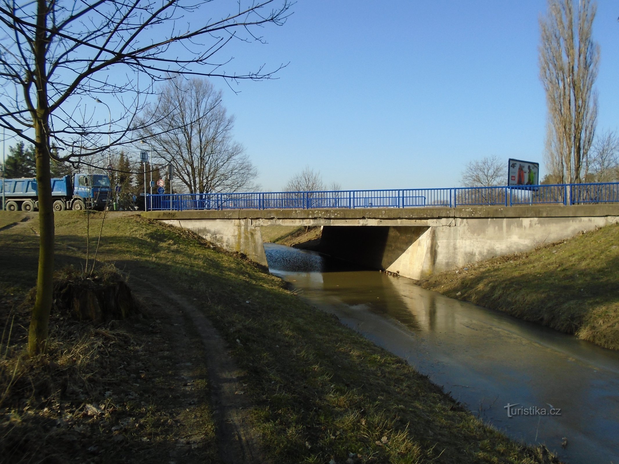 Η γέφυρα πάνω από το ρέμα Piletický μεταξύ των προαστίων της Σιλεσίας και του Pouchov