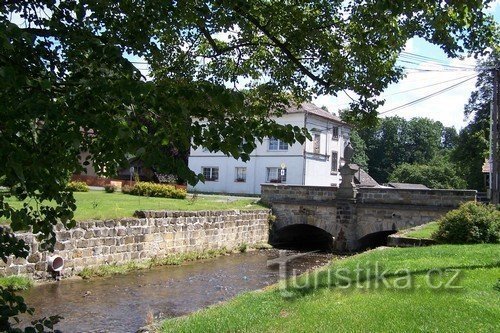 Brücke über den Fluss Svitávka mit der Statue des hl. J. Nepomucký