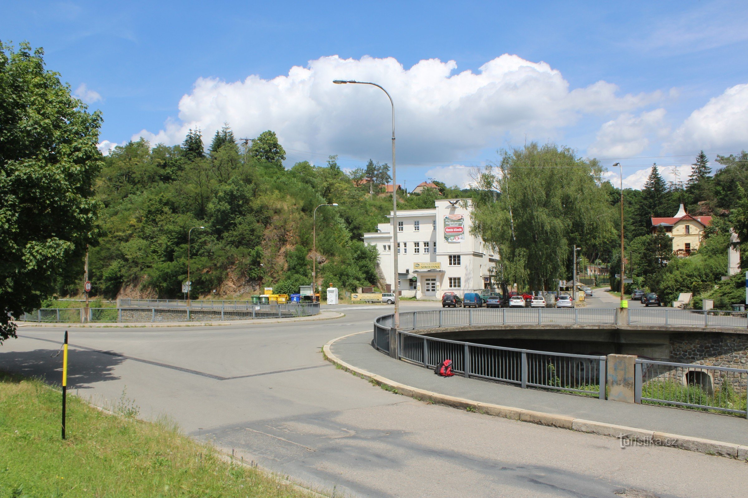 De brug over de rivier Svitava bij Sokolovna