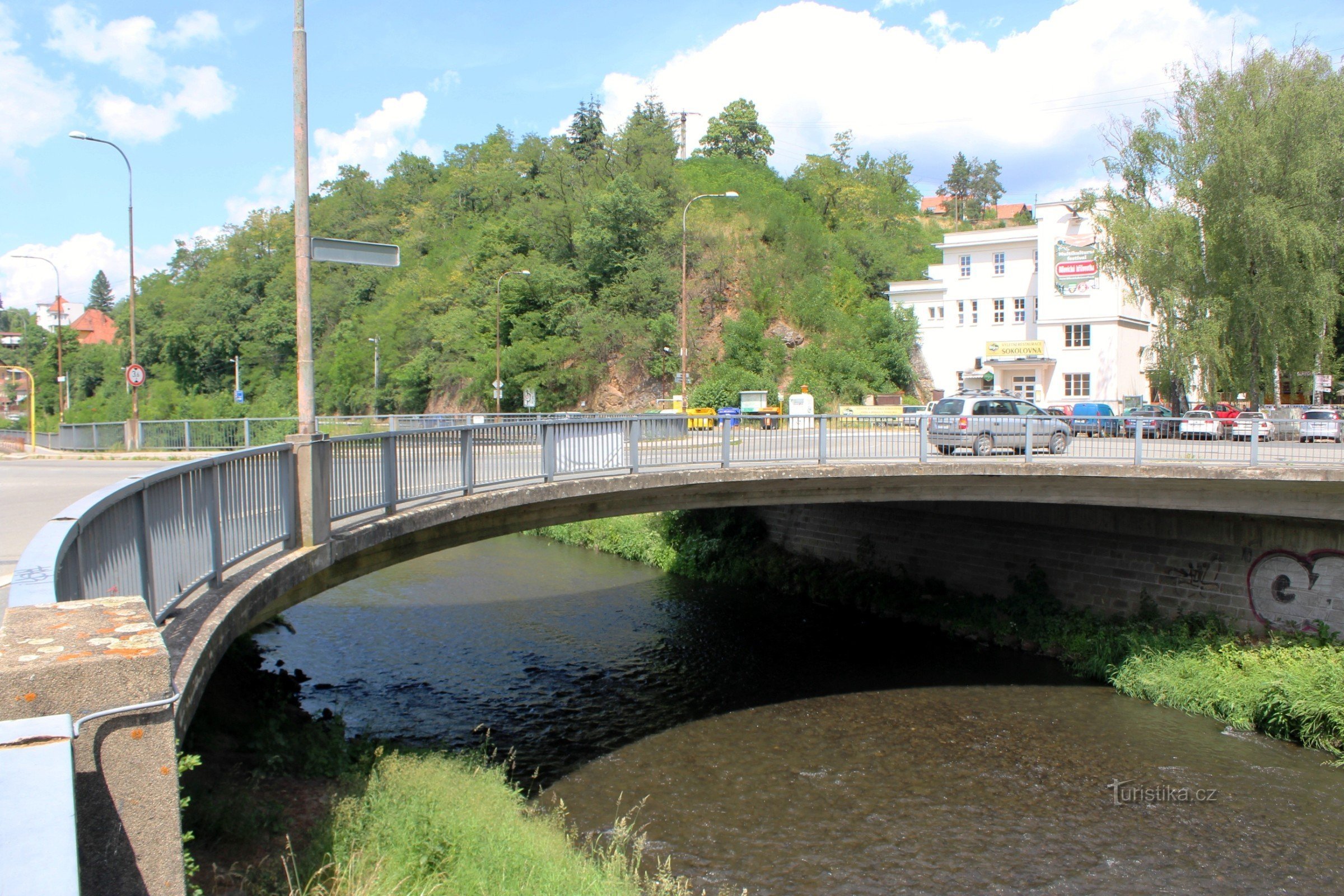 De brug over de rivier Svitava bij Sokolovna