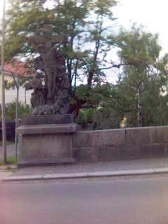 Ponte sul fiume Vlčava con una statua