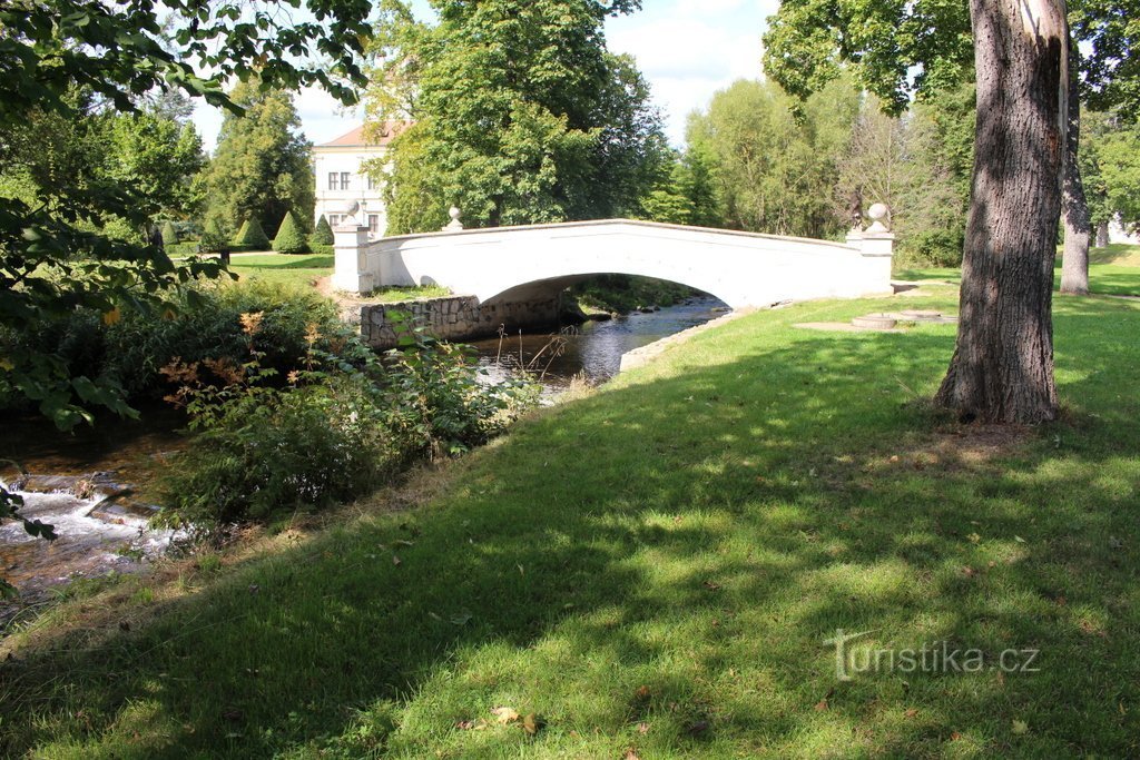 Bystřici-joen ylittävä silta, jossa on Pyhän Tapanin patsas. Johannes Nepomukista