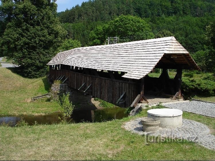 Most přes Svratku.: Krytý trámový most z r. 1718, nejstarší svého druhu na Morav