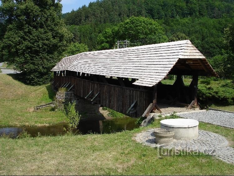 スヴラトカに架かる橋: 1718 年の屋根付き桁橋、モラビアで最も古いこの種の橋