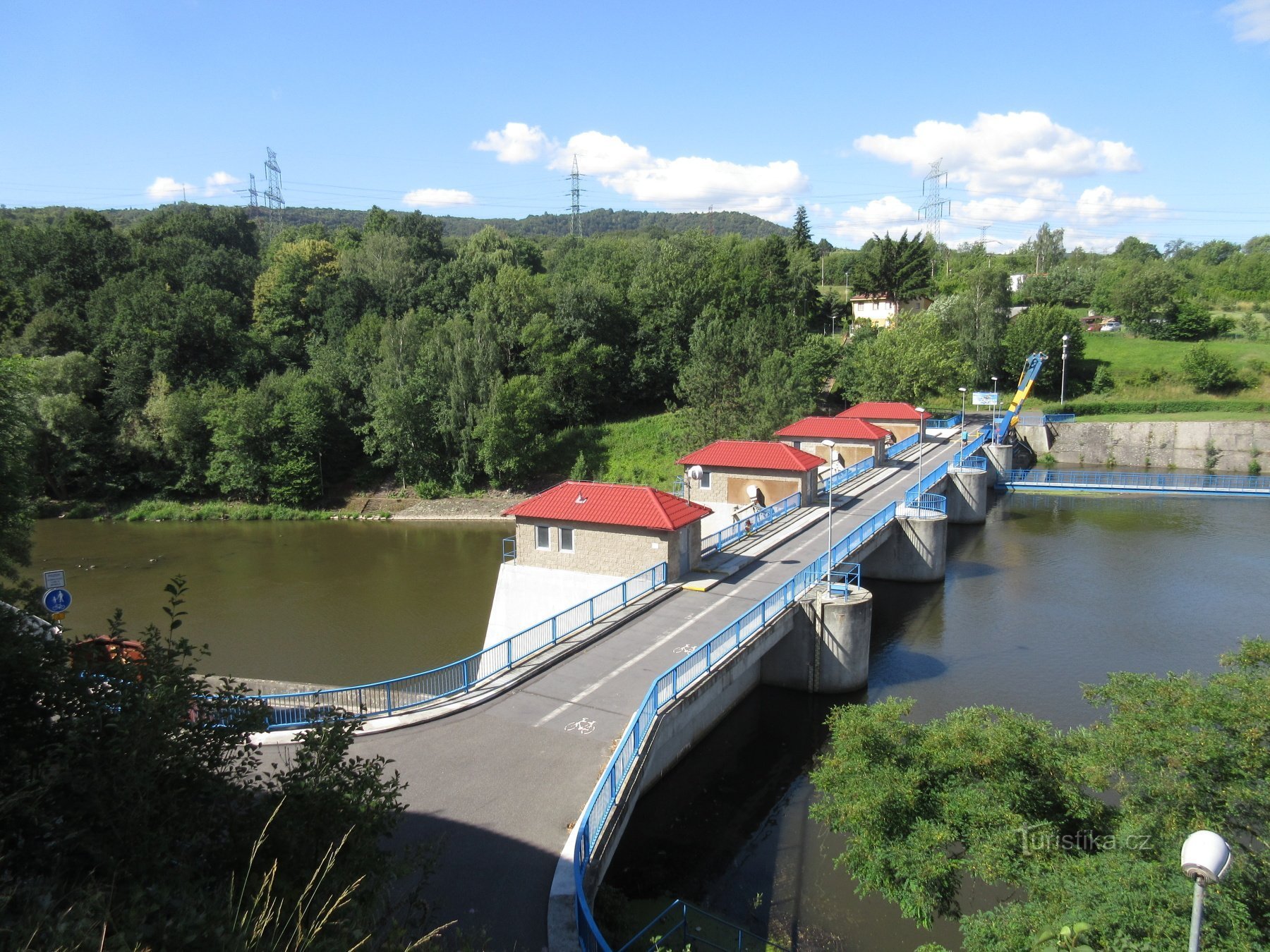 Uma ponte com um açude e uma pequena central hidroeléctrica