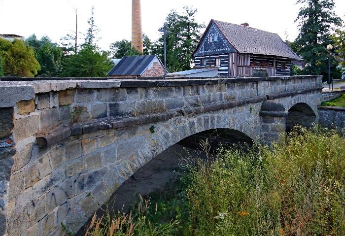most s křížem a sochami sv. Apolonie a Barbory