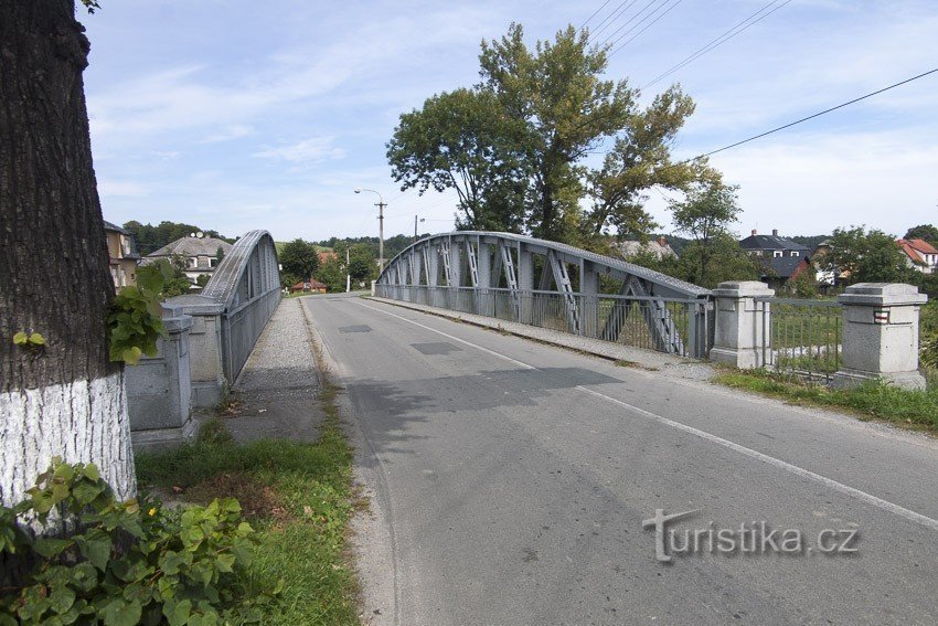 Eine Brücke mit einem ausgewiesenen Abschnitt für Radfahrer