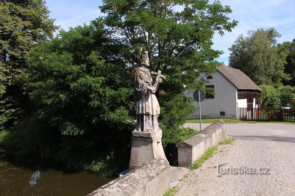 Bron med statyn av St. Johannes av Nepomuk