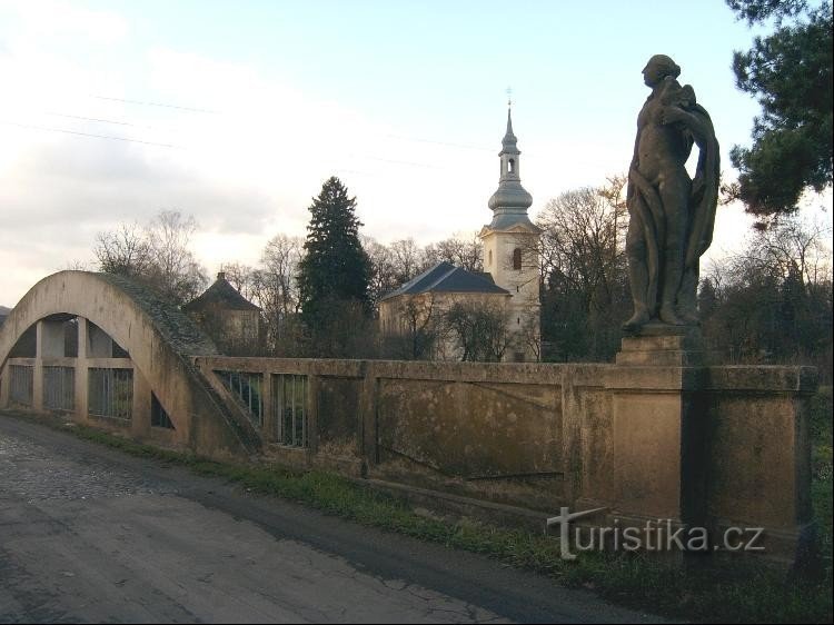 Puente, estatua e iglesia