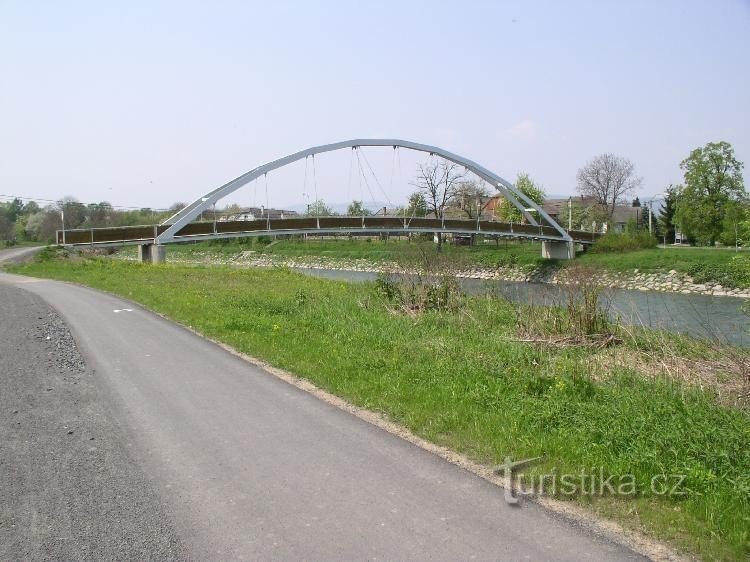Silta lähellä Rybářen kylää: Uusi silta Bečvan yli rakennettiin hollantilaisen yrityksen avulla