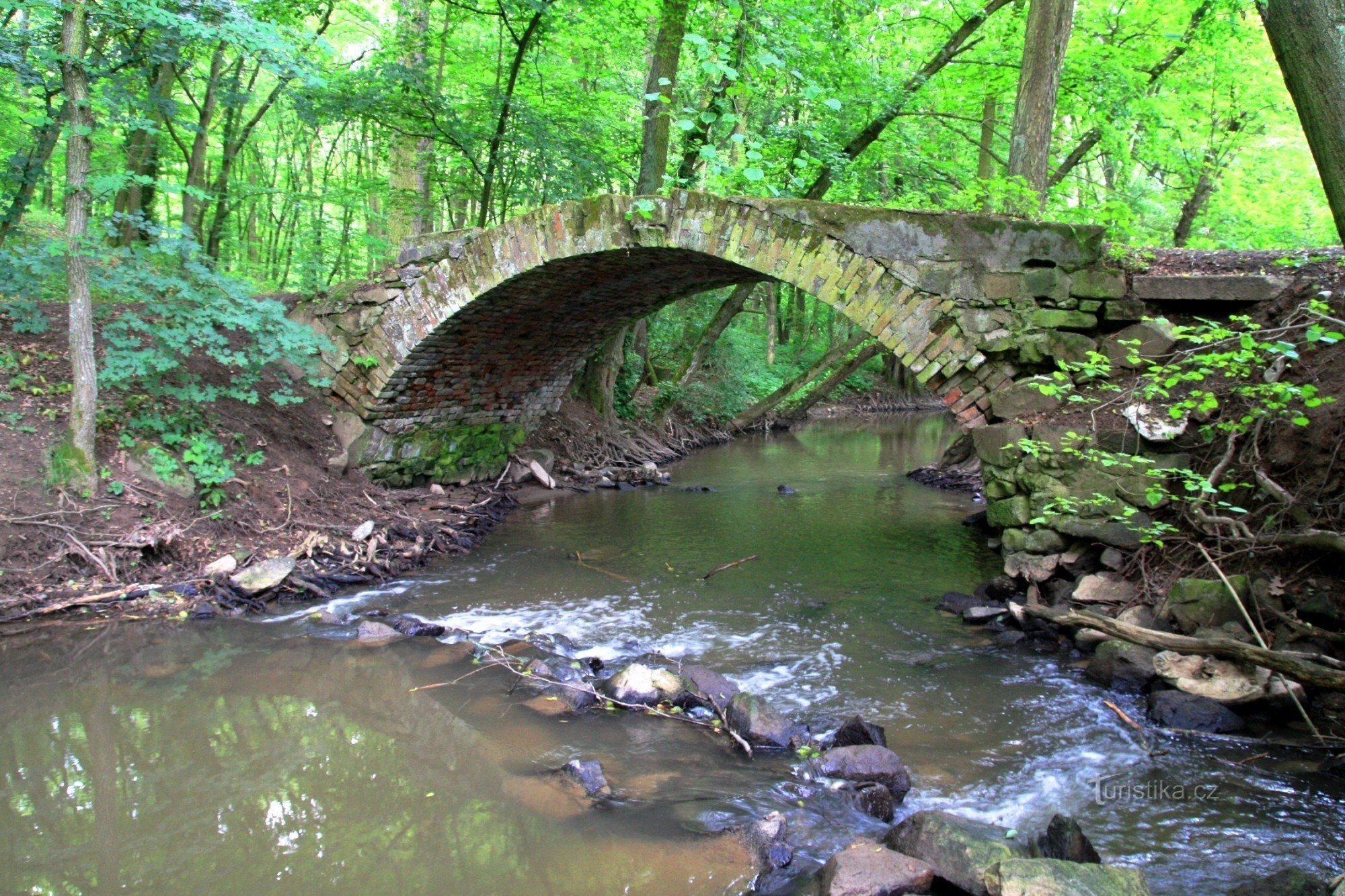 Le pont de Spáleného Mlýn dans la vallée de Bobrava