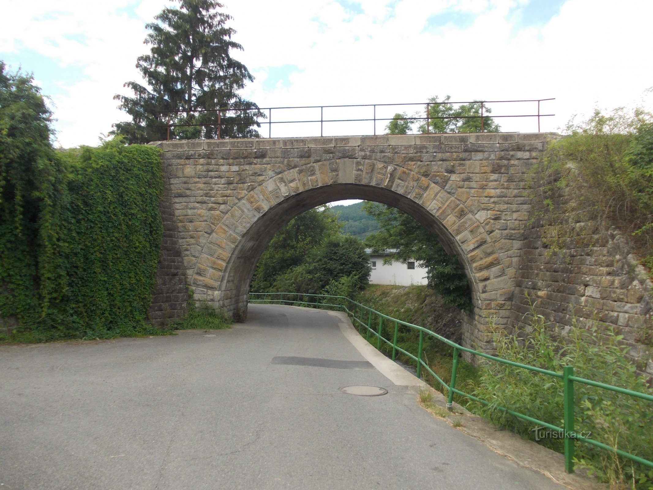ponte no chamado corte Hluňy