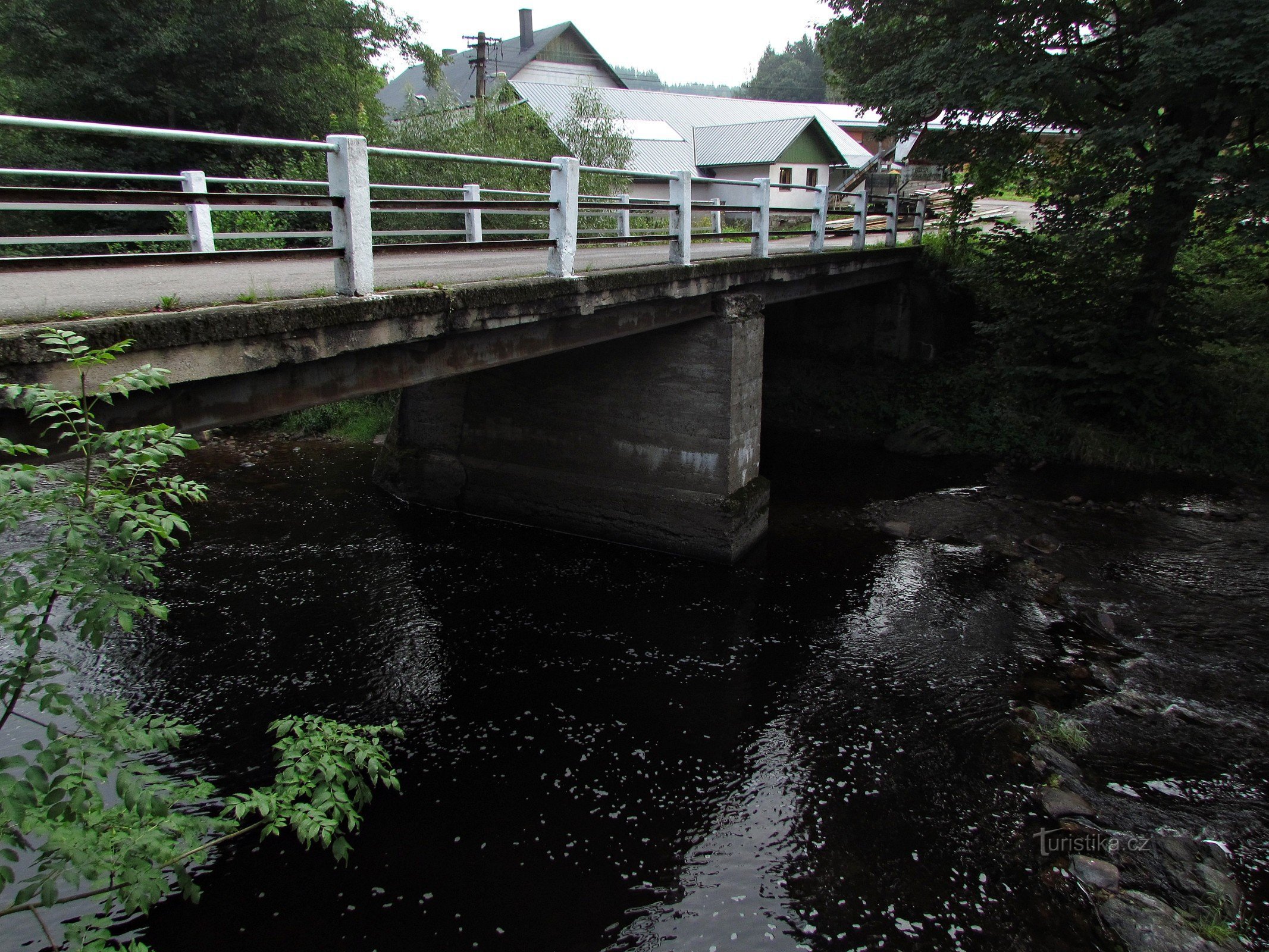 Klášterec nad Orlicí の背後にある橋