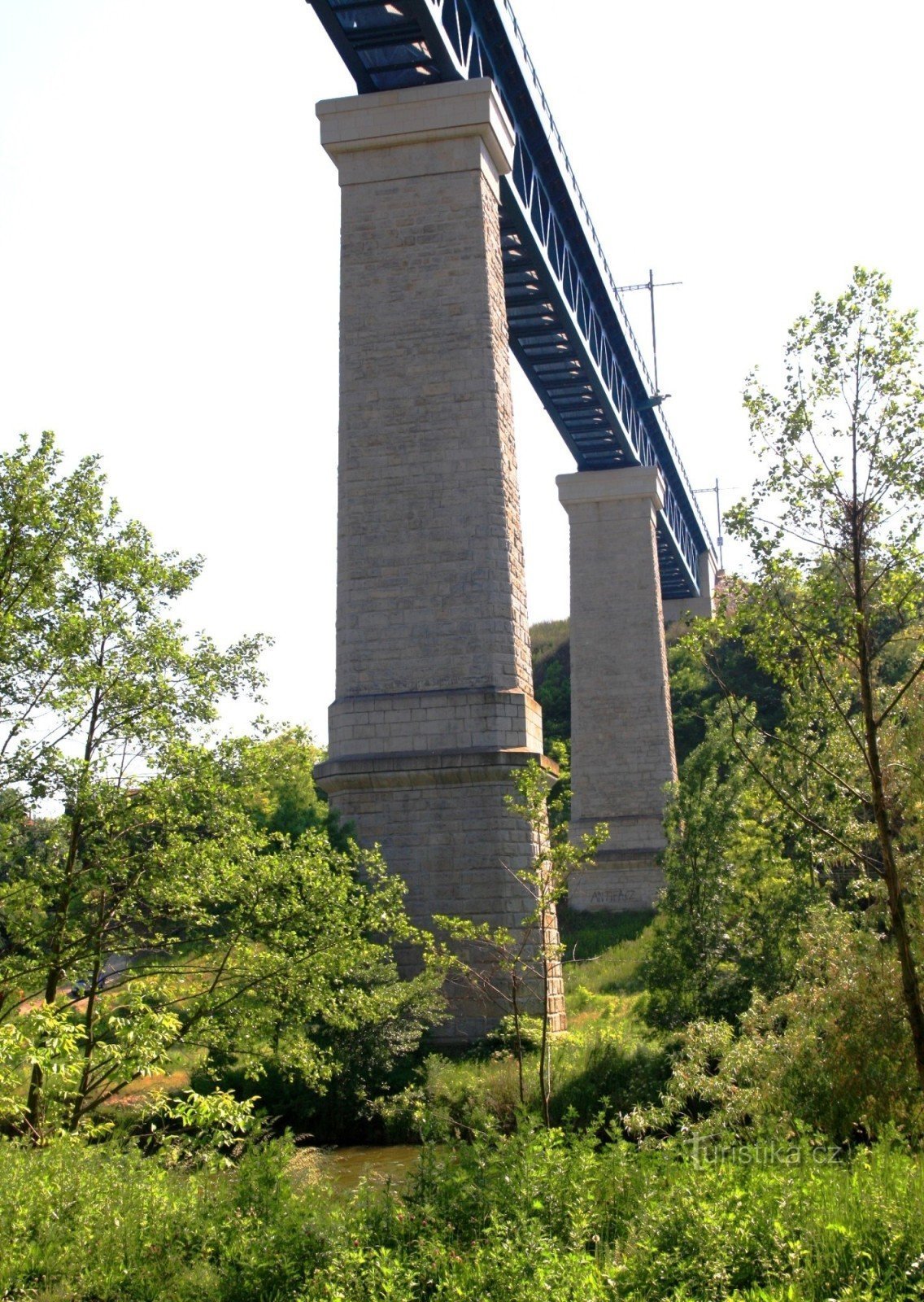Most z dna doliny