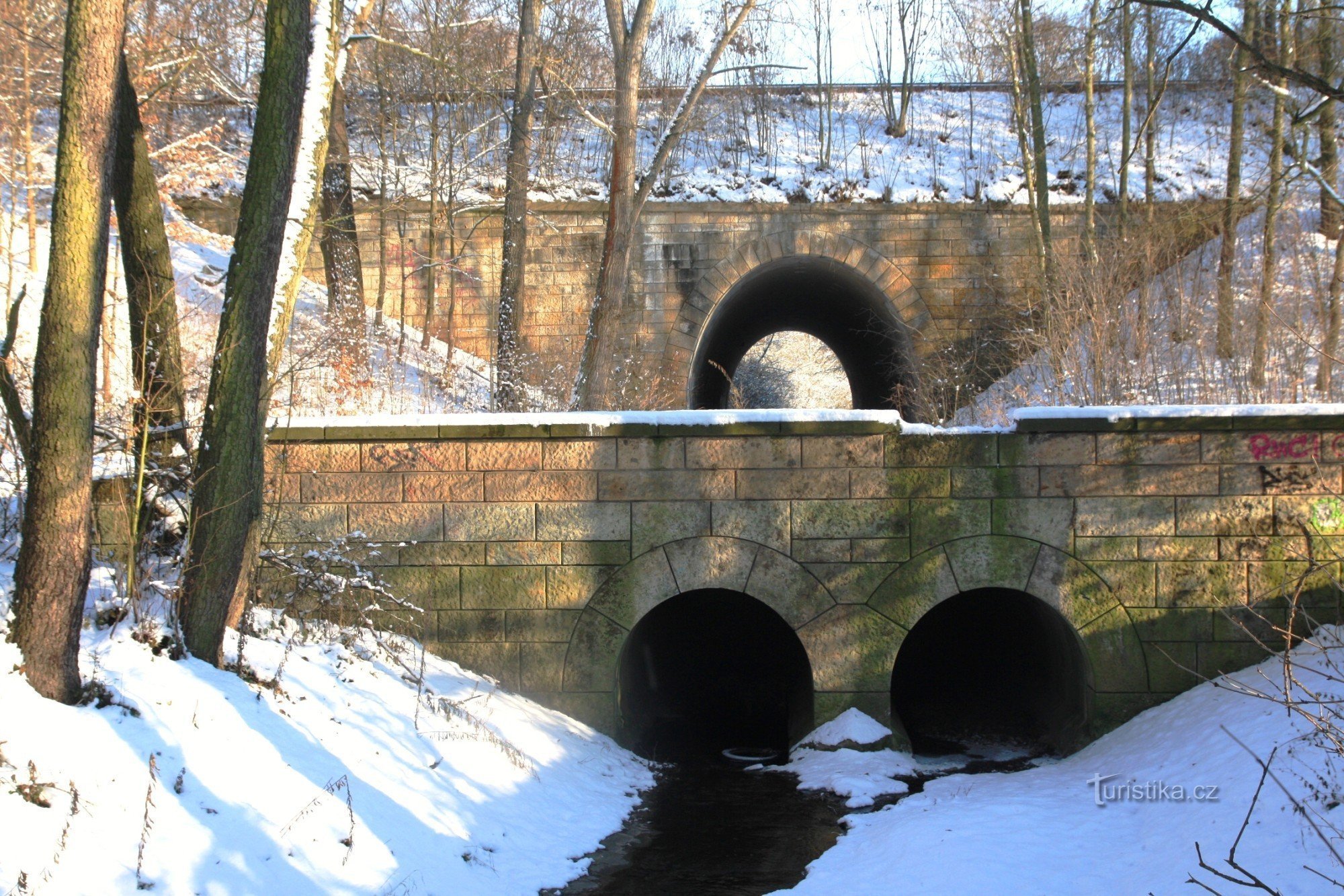 De brug vanaf de kant van Štouračova Street