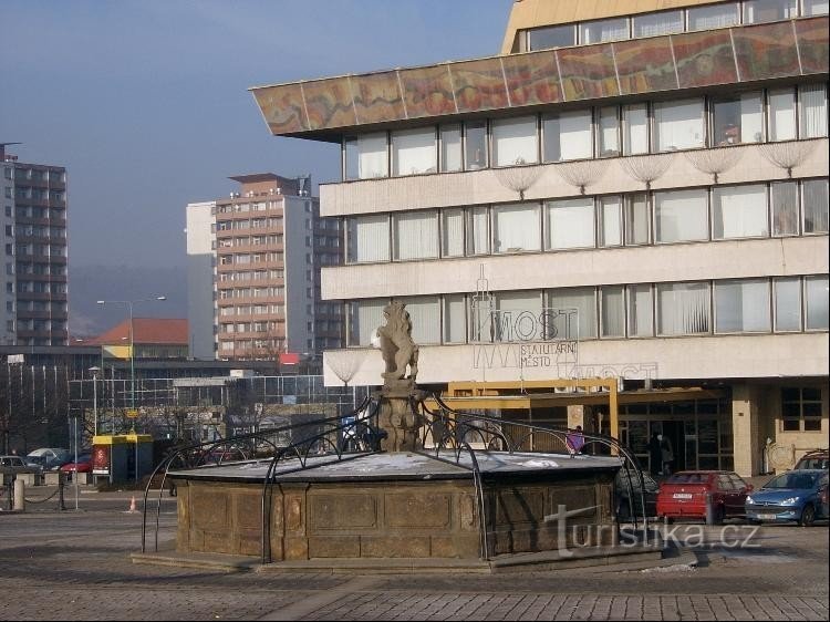 Fontanna Mostecka: W kwietniu 1999 roku podjęto decyzję o przeniesieniu fontanny do nowego I.
