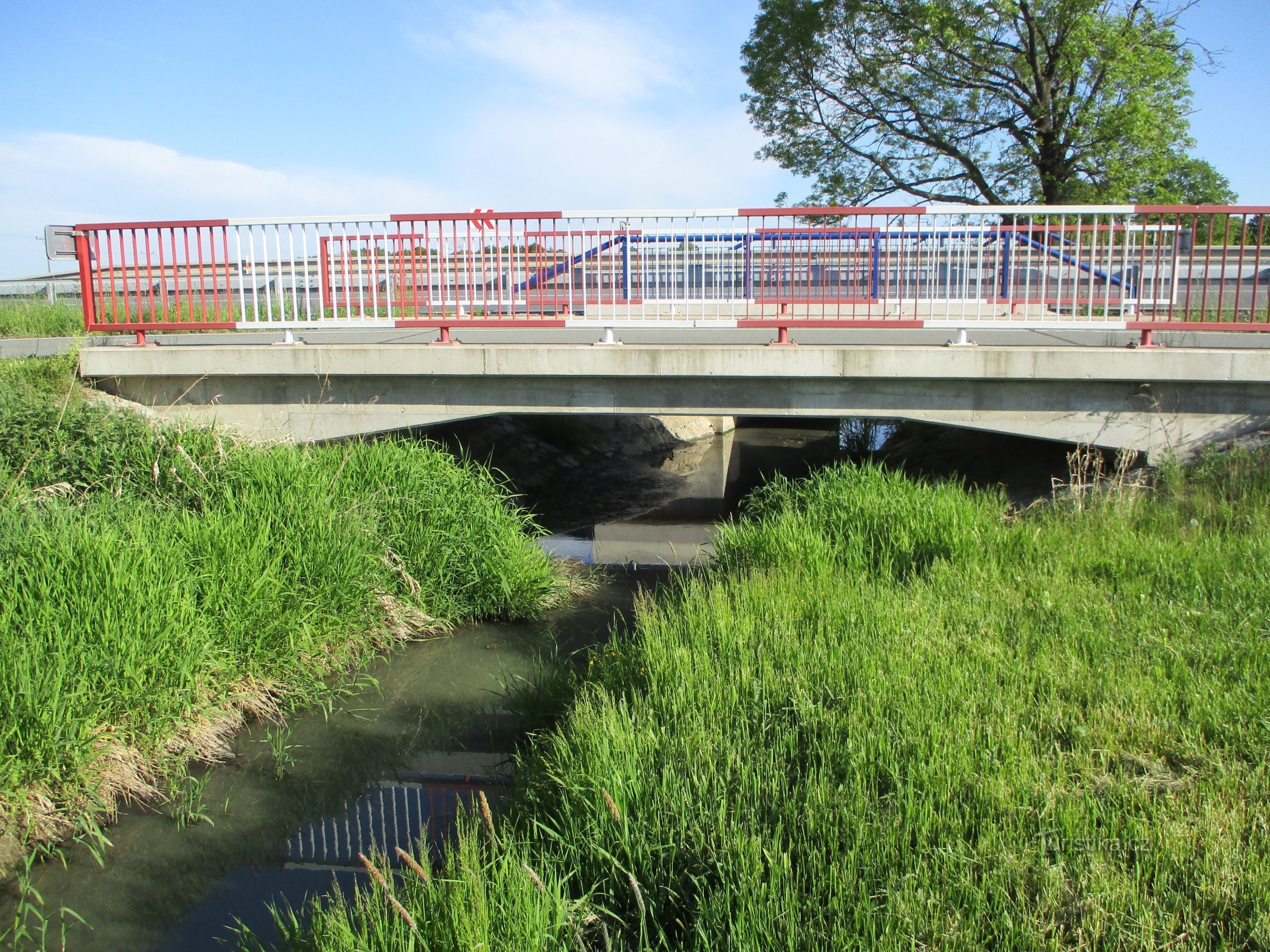 Librantický 溪流上的自行车道桥（Černilov，22.5.2020/XNUMX/XNUMX）