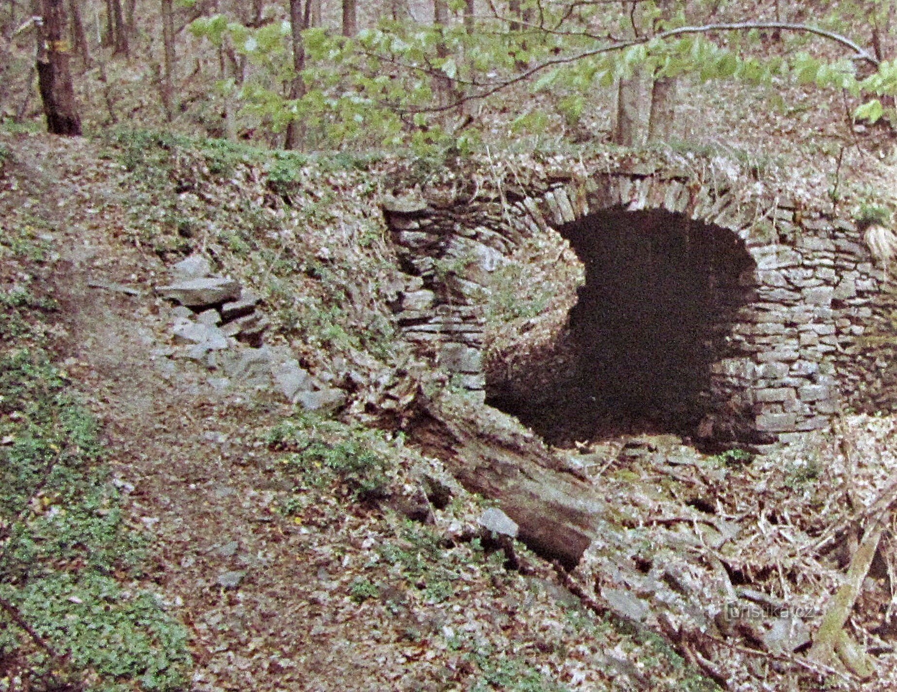 Brücke unter den Ruinen der Burg Drahotuše