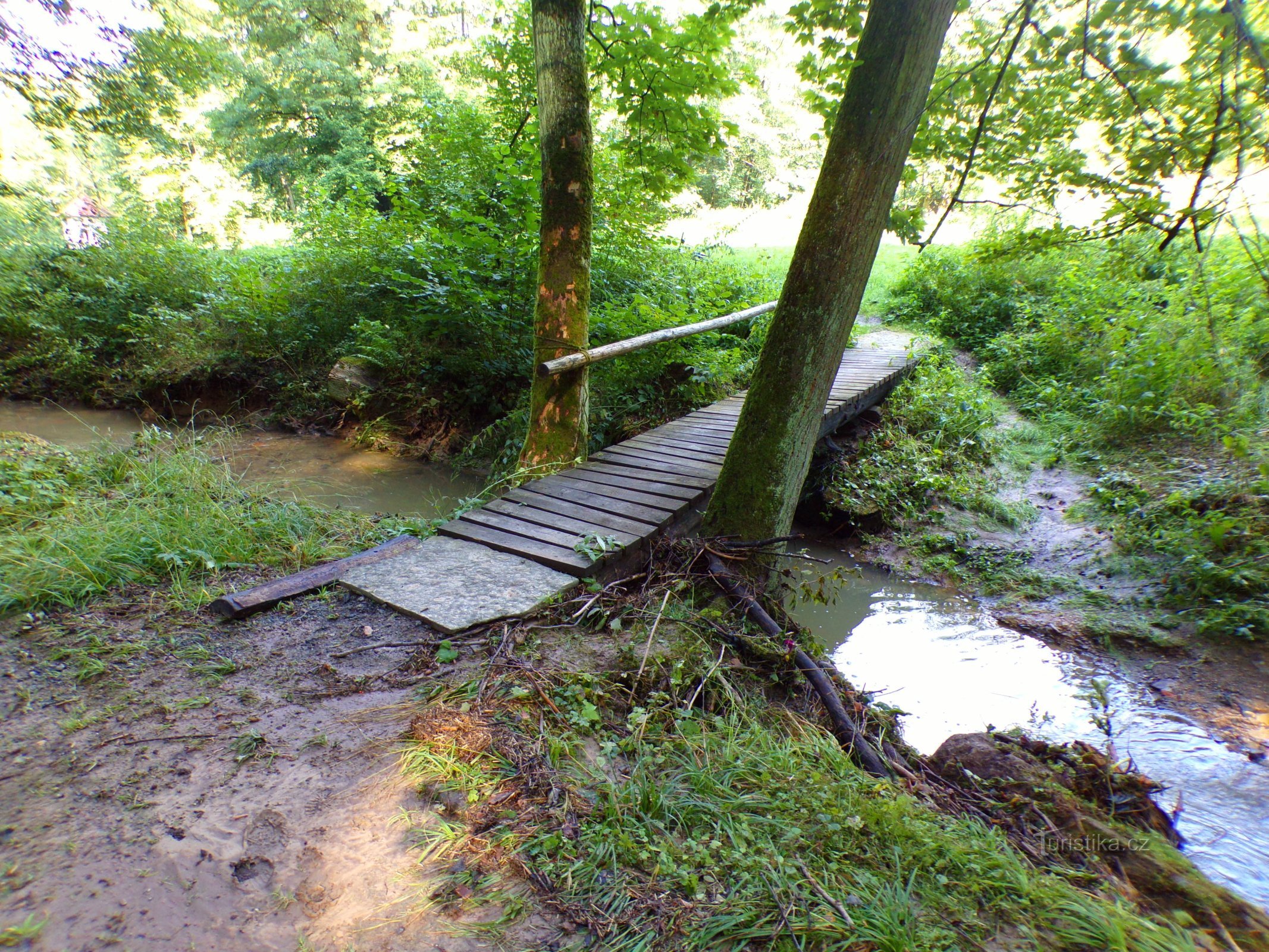 Větrnický potok に架かる橋から Větrník の下のチャペル (Vestec, 29.8.2022/XNUMX/XNUMX)
