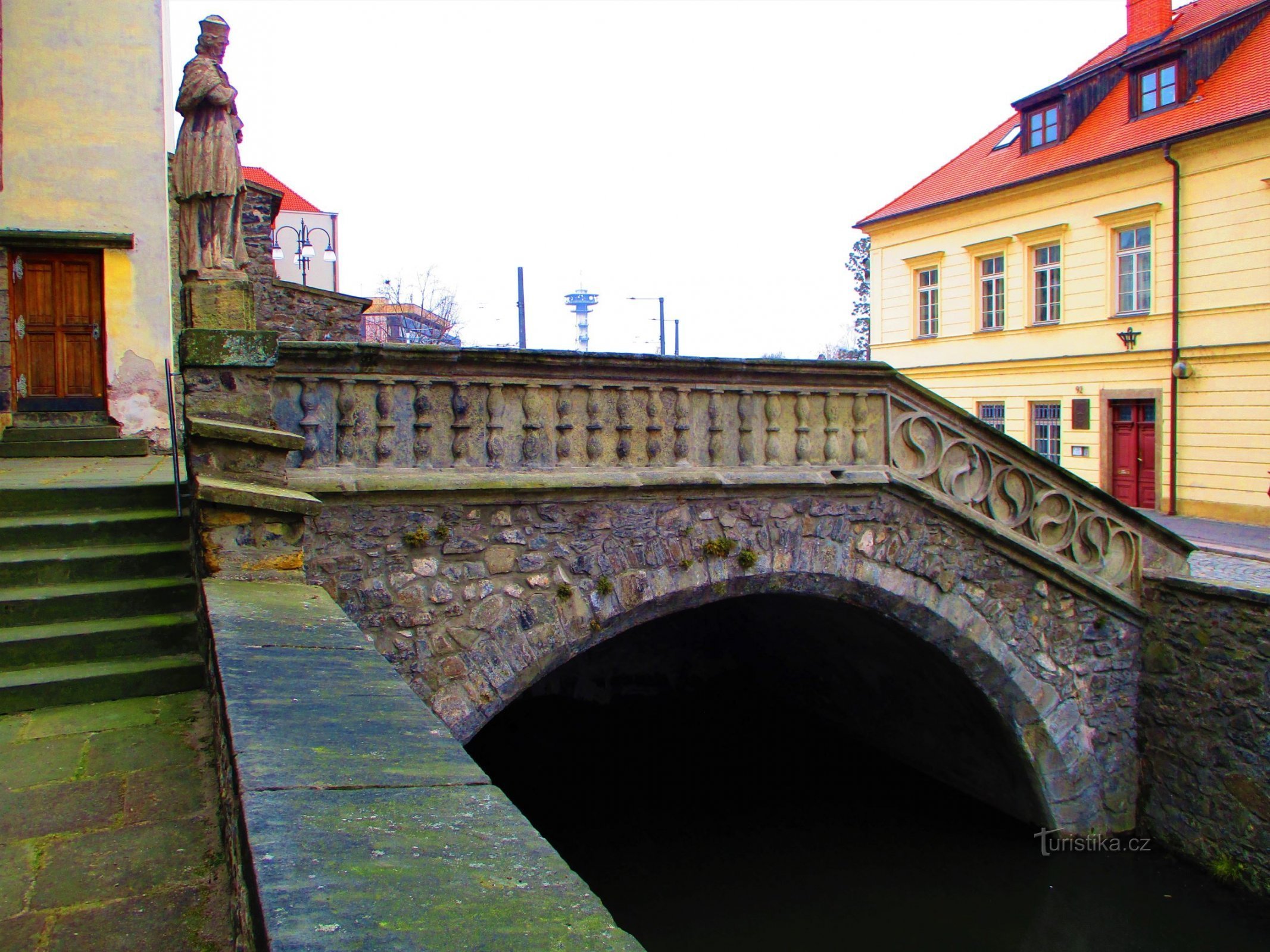 Pont avec escalier vers l'église de St. Barthélemy (Pardubice, 12.1.2022)